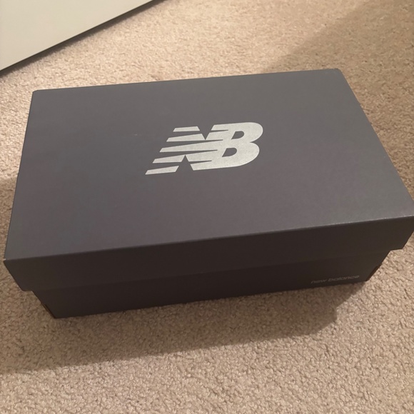 Brand new unisex new balance shoes - Picture 2 of 5